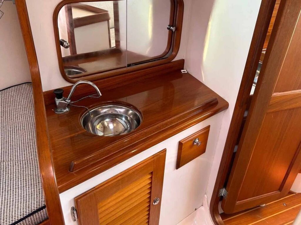 2011 Alerion Express 33 head