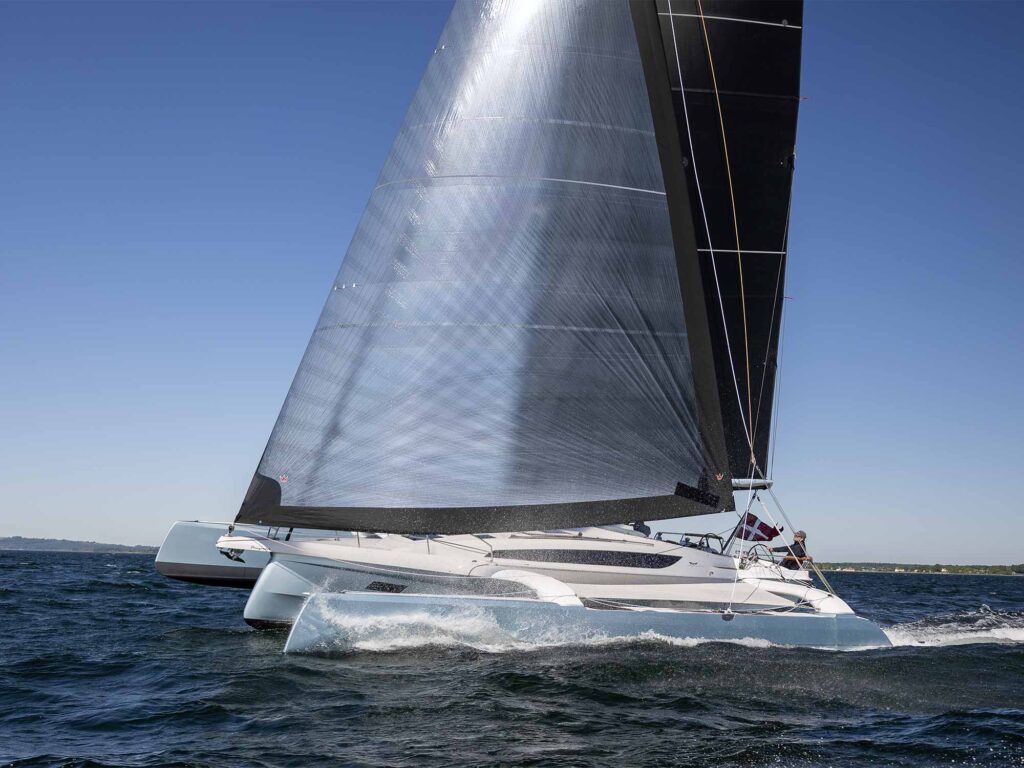 Dragonfly 36 trimaran