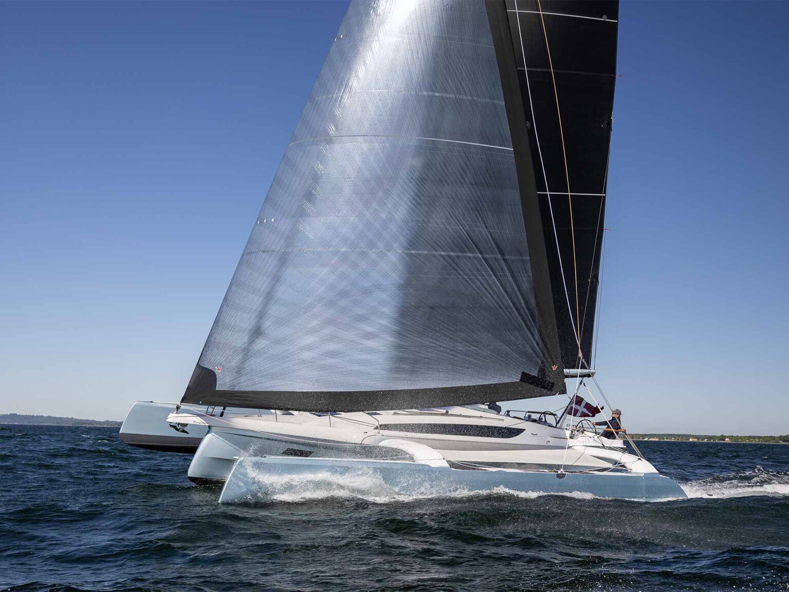 Dragonfly 36 trimaran