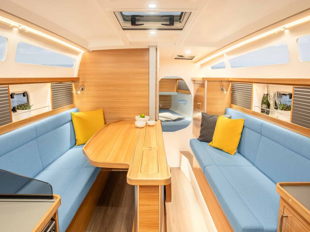 Dragonfly 36 trimaran salon