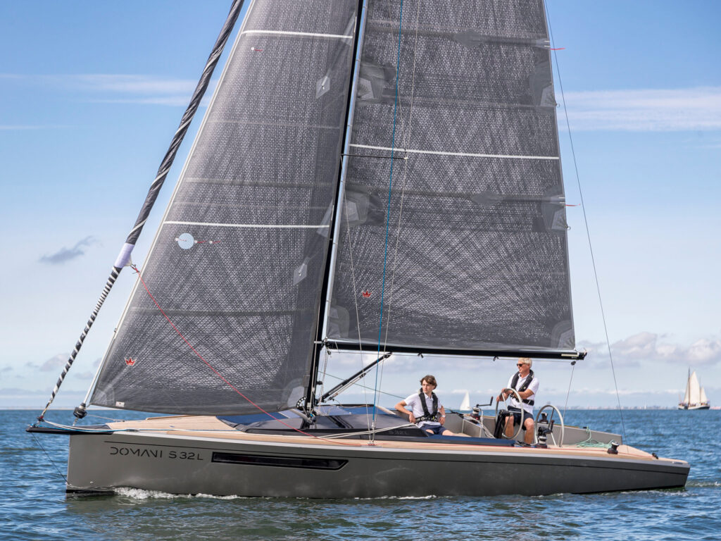 Domani S32 Lounge on the water