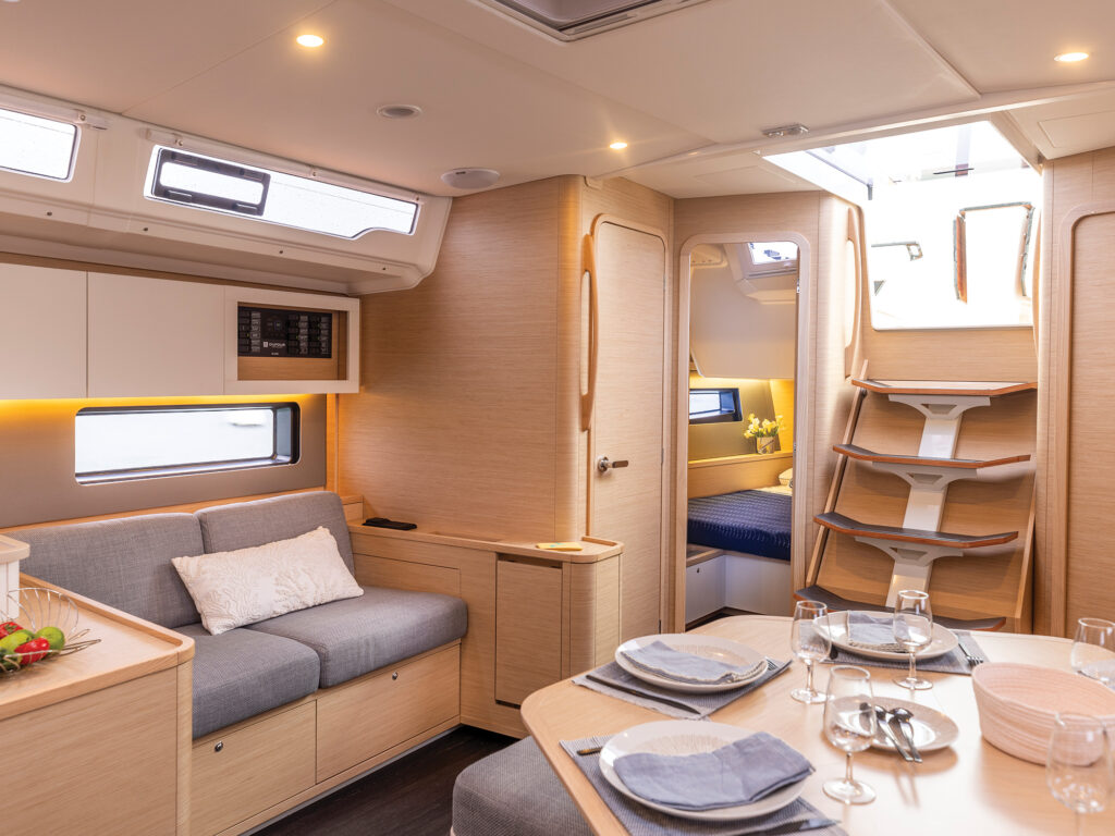 Dufour 44 salon