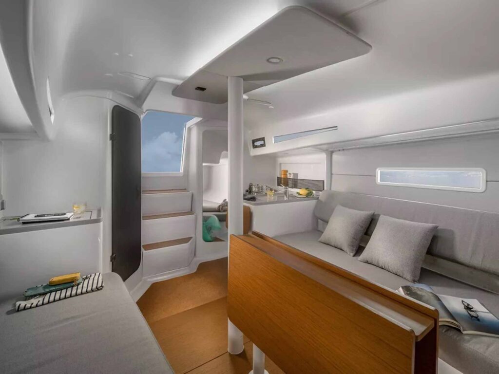 Beneteau First 30 salon