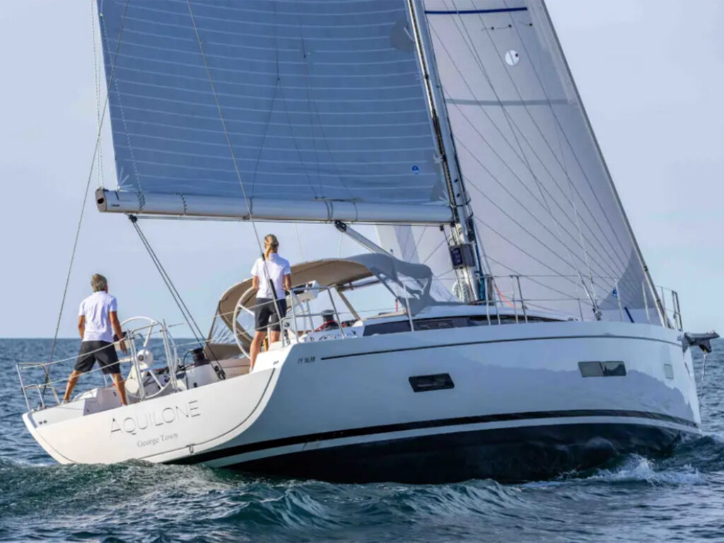 Italia Yachts 16.98 on the water