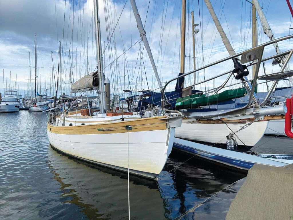 Kessel sailboat at dock