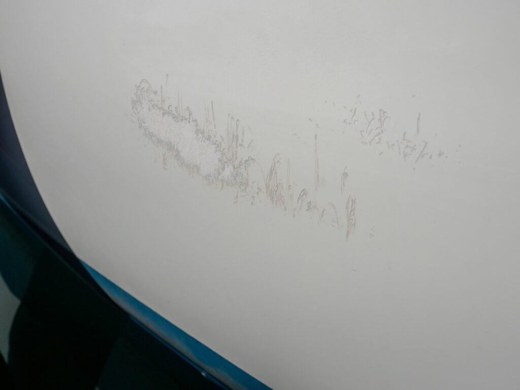 Hull gash in a sailboat